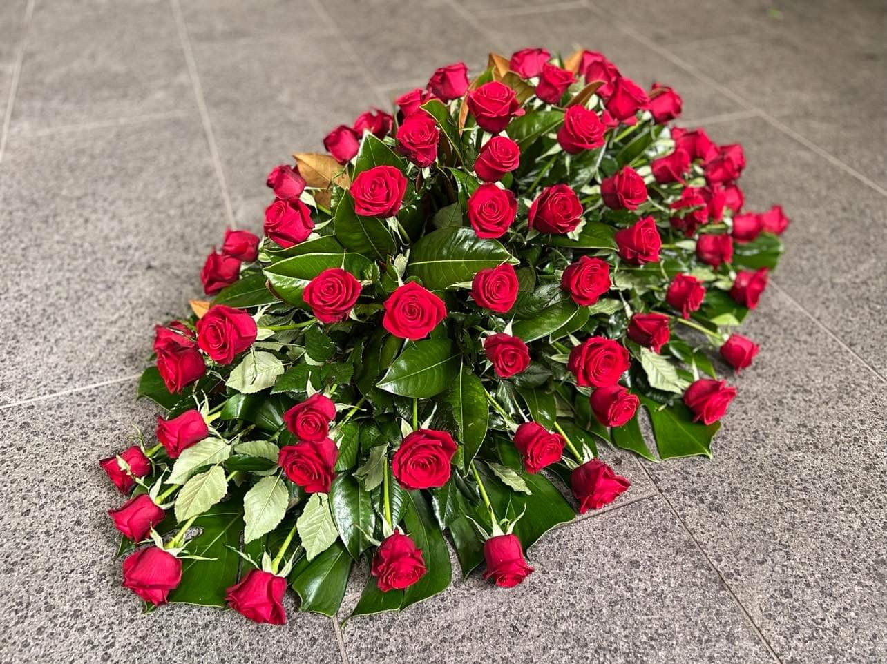 Kingsley casket spray – side angle – Auckland funeral flowers by Tomuri & Co.