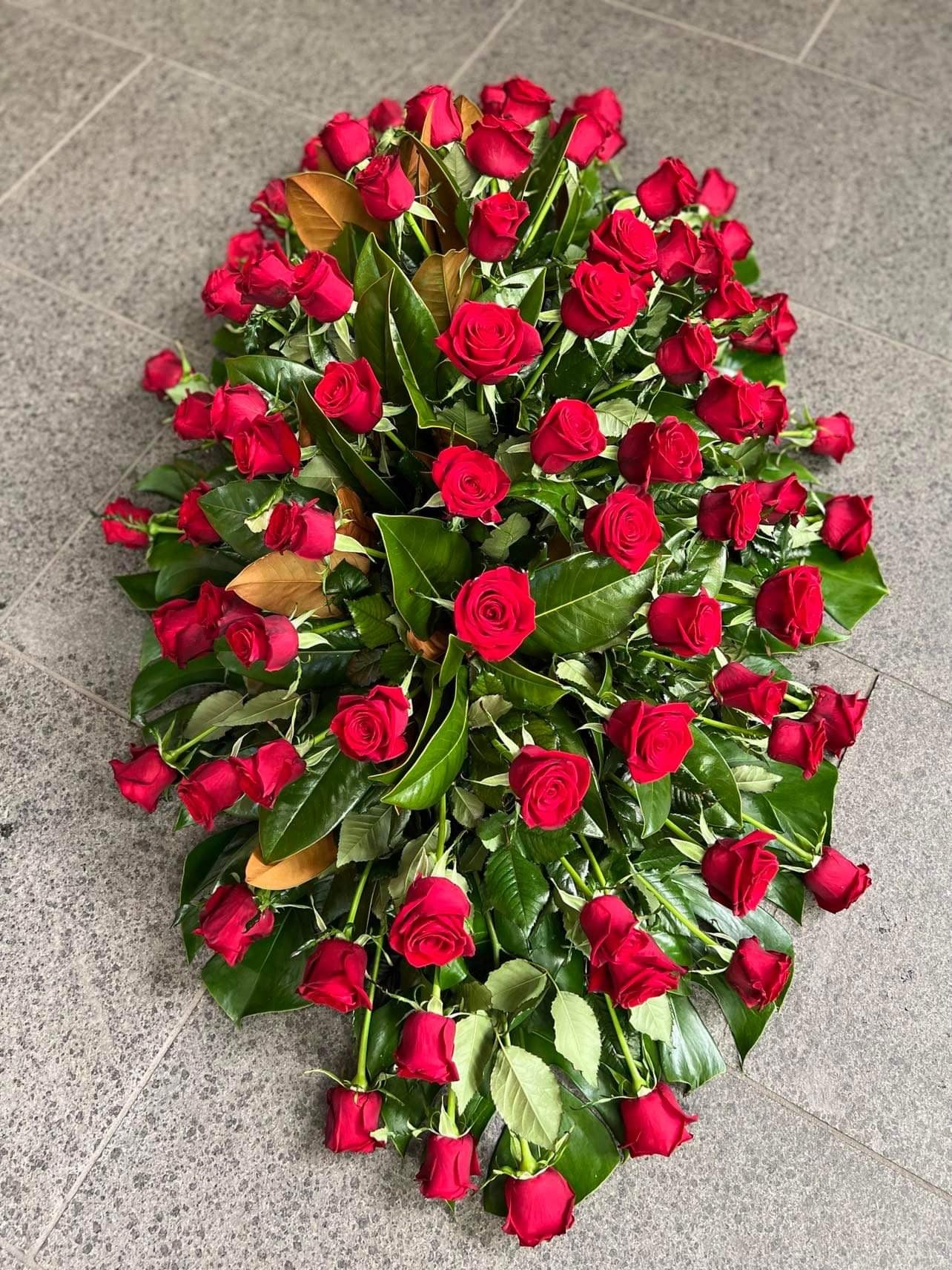 Kingsley casket spray close-up detail – Auckland funeral flowers by Tomuri & Co.