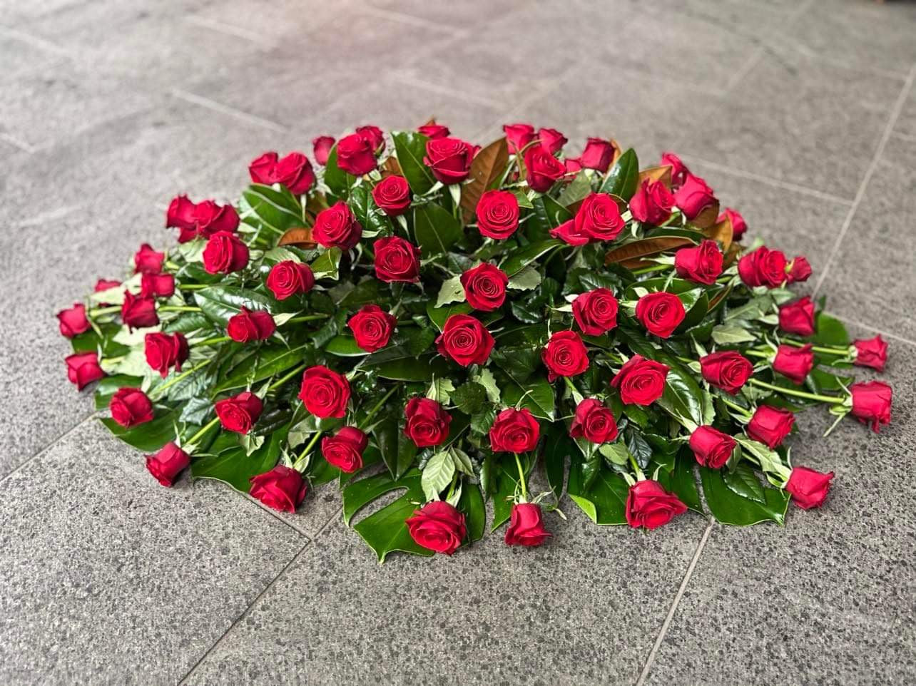 Kingsley casket spray full arrangement – Auckland funeral flowers by Tomuri & Co.