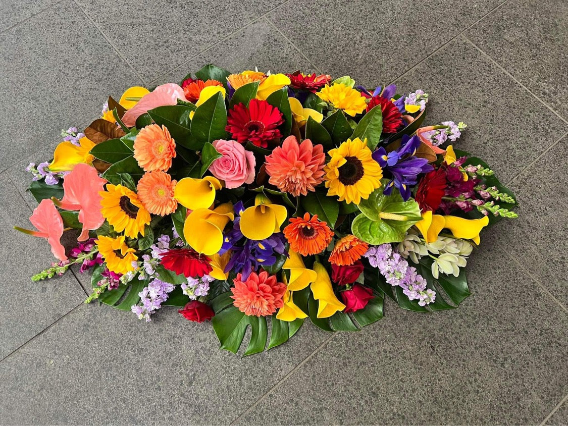 Livingstone casket spray close-up detail – Auckland funeral flowers by Tomuri & Co.